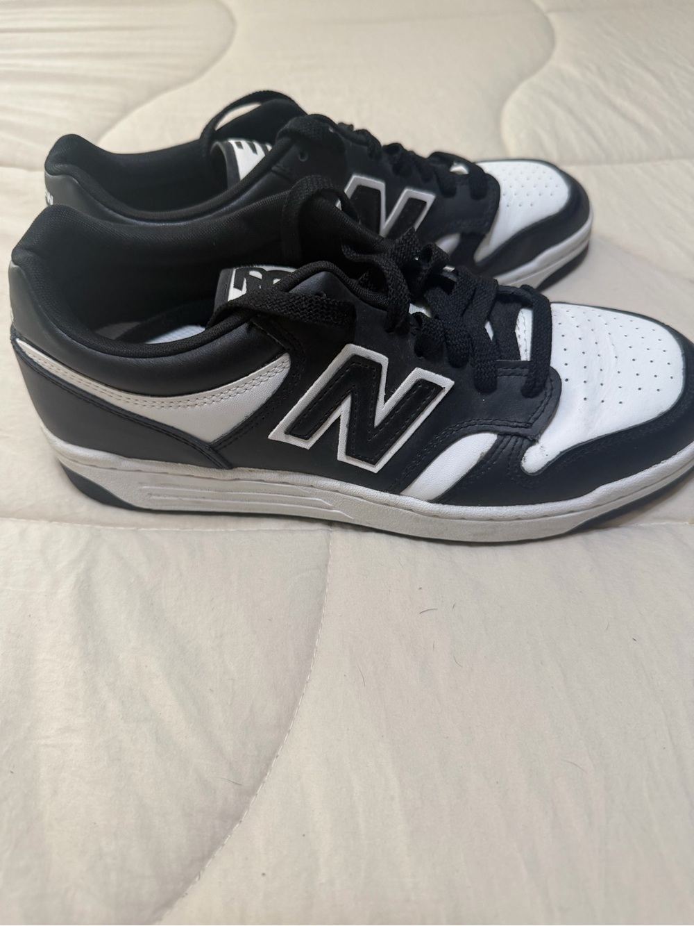 New Balance Black & White Low-Top Sneakers Men’s 8.5 Woman’s 10